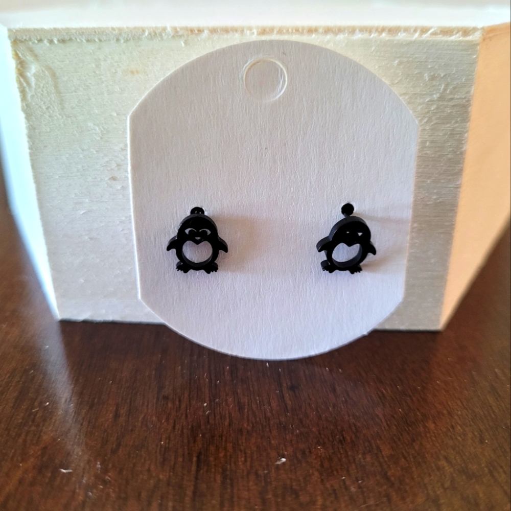 2/20$ 🐧 Black Penguin Stud Earrings ✨️ - Picture 8 of 9